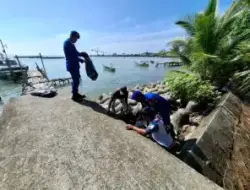 Bersihkan Pantai, Sat Polairud Ajak Warga Peduli Lingkungan