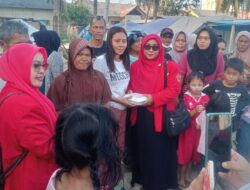 Srikandi LPSA Berbagi Takjil kepada Korban Banjir Aceh Tamiang