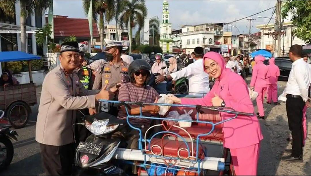 Polres Abdya Ajak Tertib Berkendara lewat Aksi Bagi Takjil