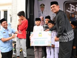 Pemkab Aceh Besar Serahkan Rp2,4 Miliar Bantuan Anak Yatim