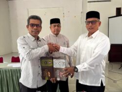 Pemkab Aceh Besar Serahkan Sarung bagi Pengurus Masjid dan Khadam