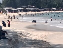 Pantai Lampuuk Ramai Dikunjungi Wisatawan Saat Lebaran
