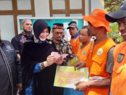 Wali Kota Illiza Serahkan Zakat untuk Pasukan Oranye dan PHL