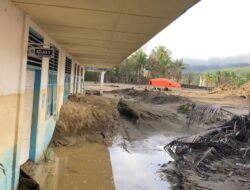 Hari Pertama Sekolah, SDN 10 Linge Masih Tertimbun Lumpur