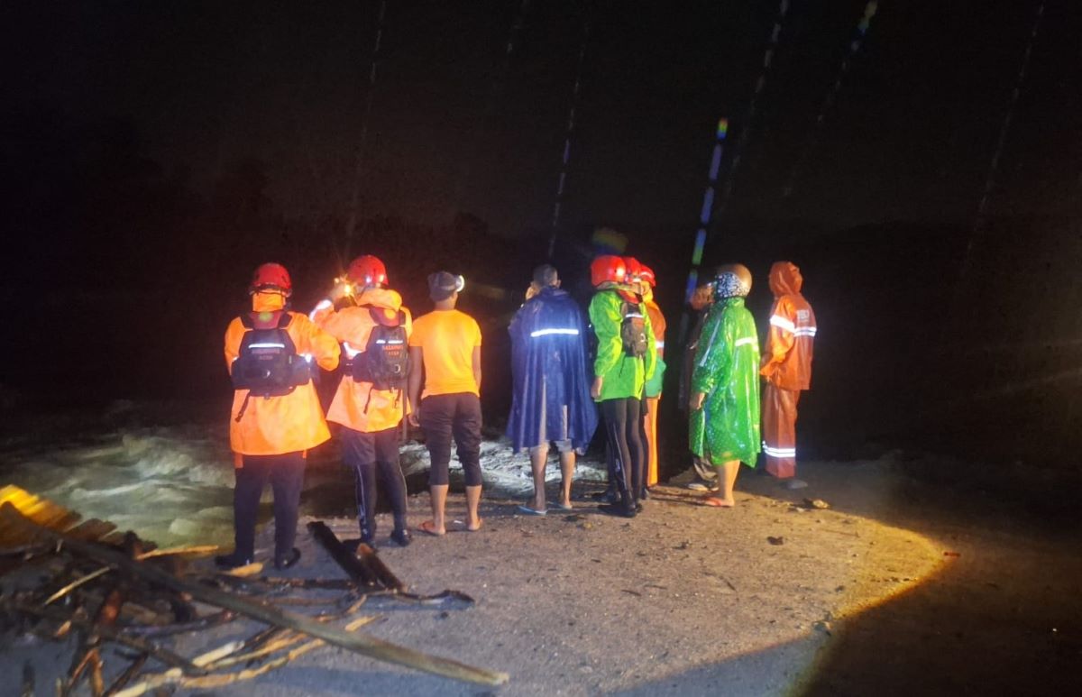 Balita jatuh ke sungai