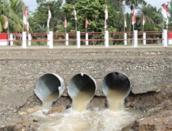 TNI Bangun Jembatan Armco di Kecamatan Delima