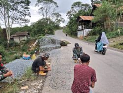 TNI dan Warga Bersama Perkuat Jalan Rawan Longsor di Bener Meriah
