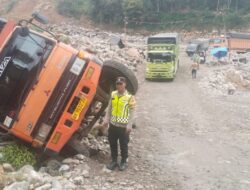 Truk Fuso Terguling di Jalur Alternatif Wih Porak, Bener Meriah