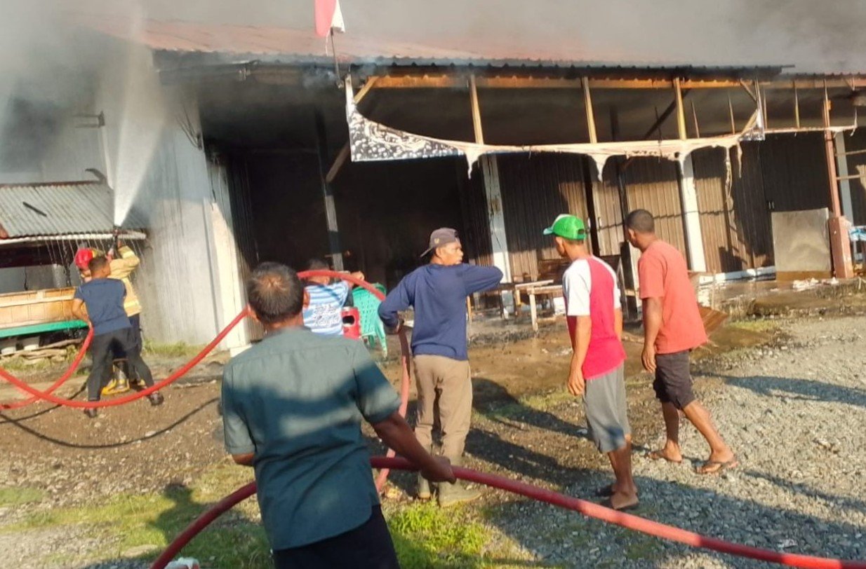 Tiga Toko Rusak Berat Akibat Kebakaran di Lamkuta Blangme