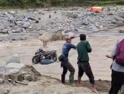 Jembatan Darurat Putus, Warga Kembali Gunakan Kabel Sling