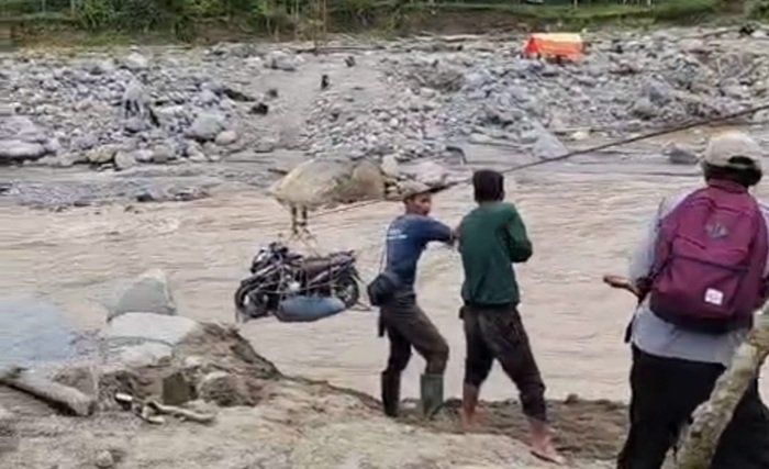 Jembatan Darurat Putus, Warga Kembali Gunakan Kabel Sling