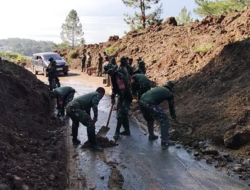 TNI Bersihkan Material Longsor yang Tutupi Jalan di Kebayakan