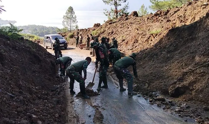 TNI Bersihkan Material Longsor yang Tutupi Jalan di Kebayakan