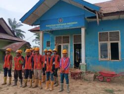 PT WIKA Bersihkan Endapan Lumpur di Kantor PWI Aceh Tamiang