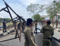 Satpol PP Aceh Besar Bongkar Pondok Liar di Trotoar Blang Bintang