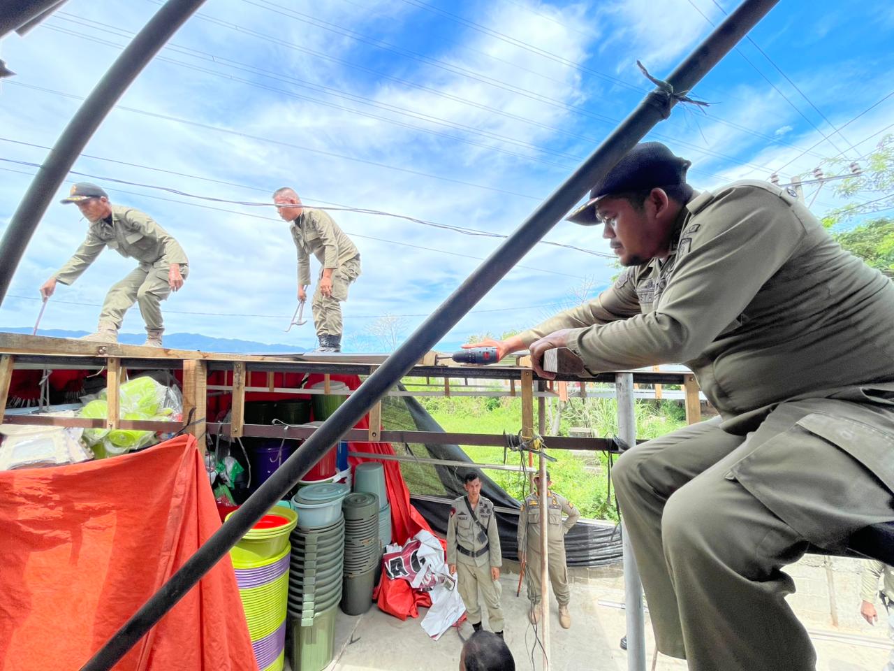 Langgar Aturan, Kanopi Pedagang di Lambaro Dibongkar