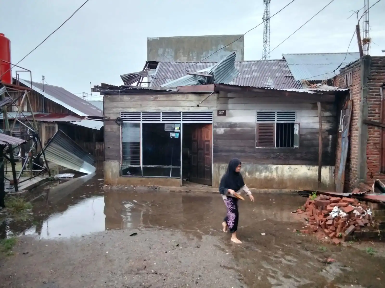 Hujan Deras Disertai Angin Kencang Rusak Rumah Warga Lhokseumawe