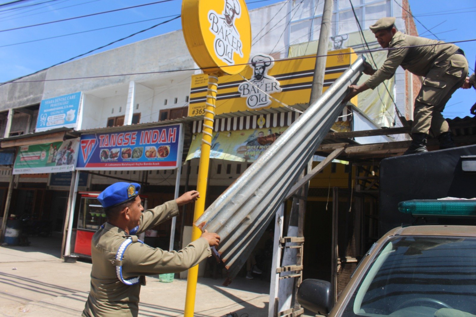 Ganggu Akses Jalan, Bangunan Liar di Jalan Malahayati Ditertibkan