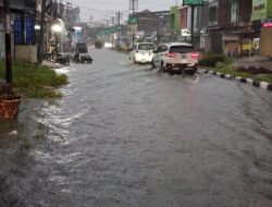 Drainase Meluap di Jalan Kota Kutacane, Warga Keluhkan Perawatan Minim