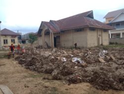 Pemulihan Pascabanjir, WIKA Kerahkan Pekerja Bersihkan Kantor KIP Aceh Tamiang