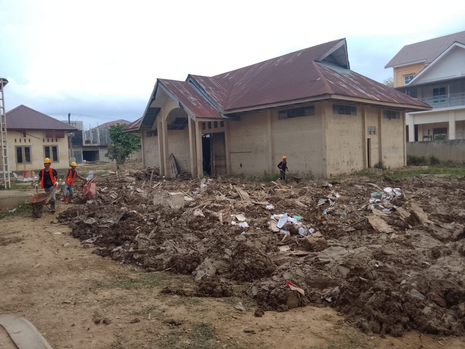 Pemulihan Pascabanjir, WIKA Kerahkan Pekerja Bersihkan Kantor KIP Aceh Tamiang