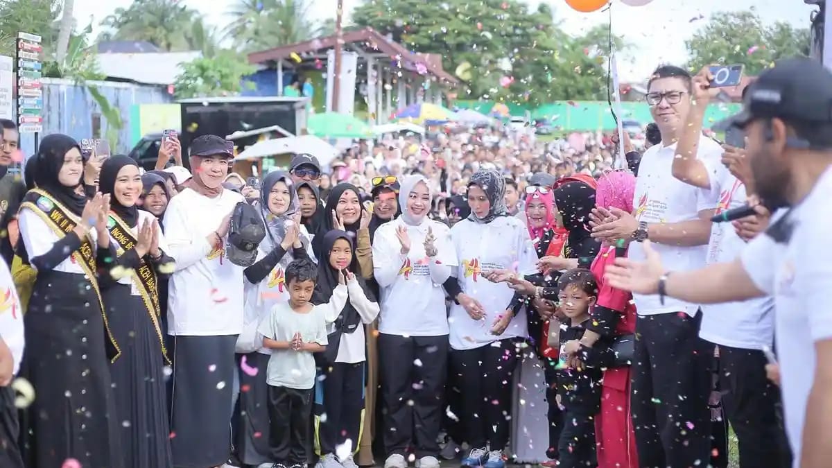 Belasan Ribu Warga Abdya Meriahkan Jalan Santai HUT ke-24