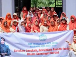 TP PKK Gelar Aksi Sosial Bersihkan Masjid di Babahrot Peringati Hari Kartini