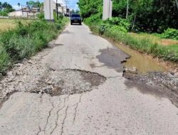 Warga Keluhkan Jalan Berlubang di Keude Paya–Meunasah