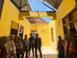 Rumah Rusak Diterjang Angin, Warga Terima Bantuan Darurat