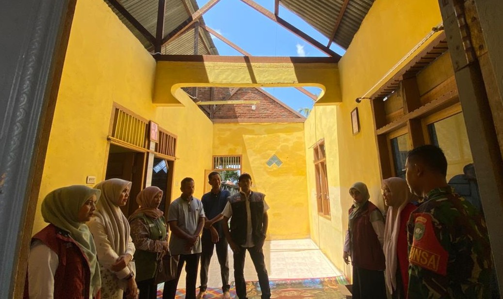 Rumah Rusak Diterjang Angin, Warga Terima Bantuan Darurat