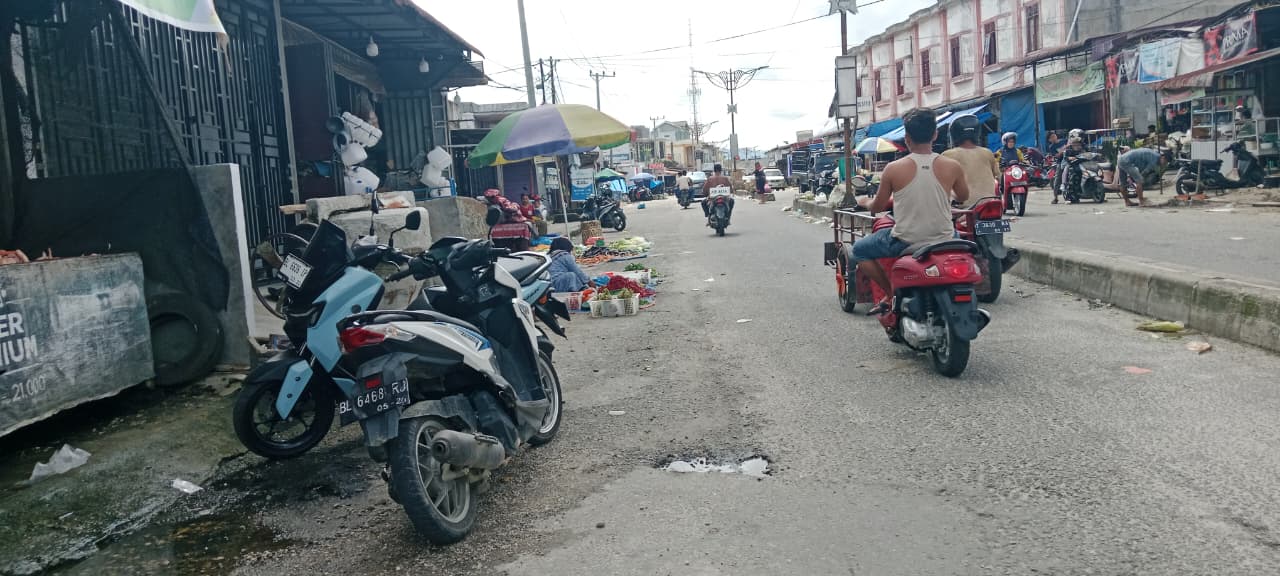 Pembeli Sepi, Alasan Pedagang Subulussalam Berjualan di Badan Jalan