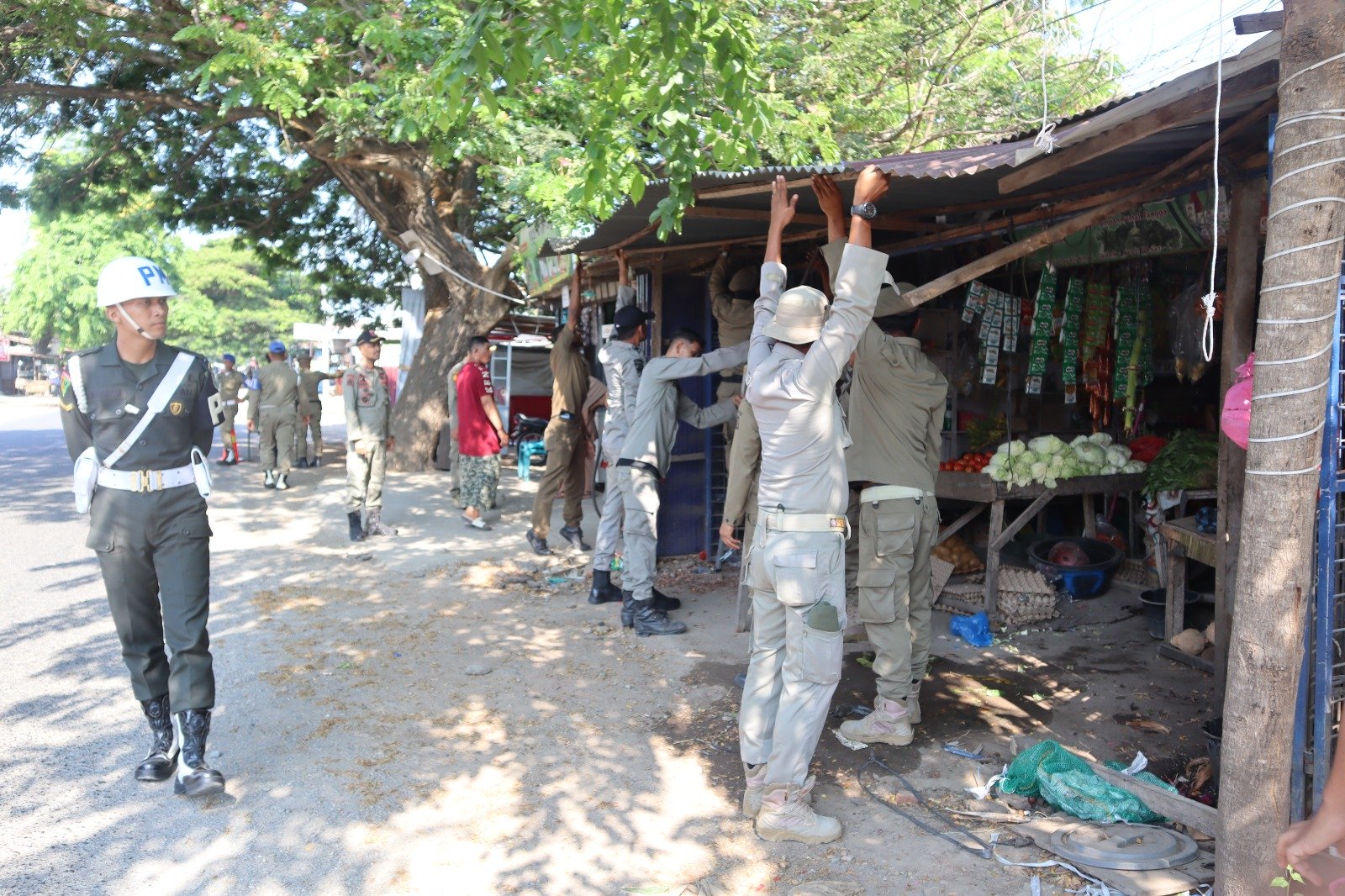 Pedagang Diimbau Tertib, Satpol PP WH Aceh Besar Kembali Bongkar Bangunan Liar