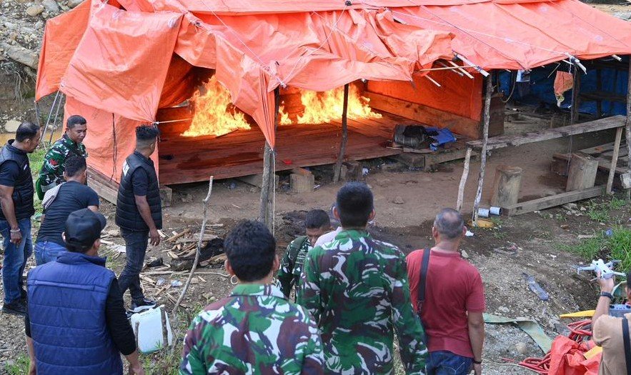 Tak Temukan Aktivitas, Aparat Bakar Peralatan Tambang Ilegal