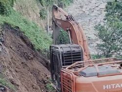 Warga Bersihkan Longsor di Kawasan Enang-Enang