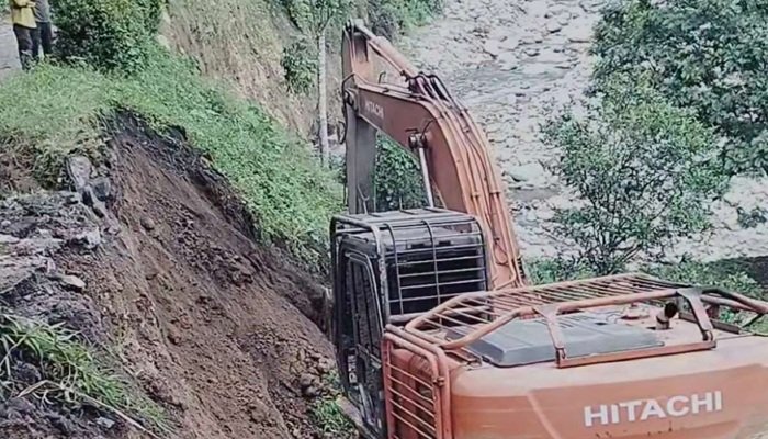 Warga Bersihkan Longsor di Kawasan Enang-Enang