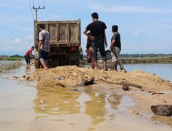 Janji Pemerintah Tak Terealisasi, Warga Perbaiki Sendiri Jalan Putus Akibat Diterjang Ombak