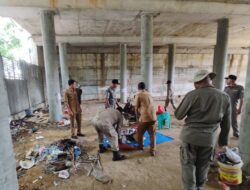 Tinggal di Kolong Jembatan, Satu Keluarga Dipindahkan ke Rumah Singgah