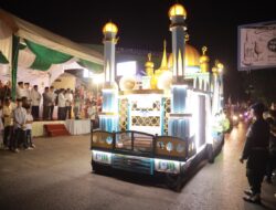 Ribuan Warga Saksikan Pawai Takbiran di Jalur Lambaro–Darul Imarah