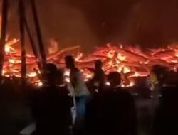 Kebakaran Kayu Sisa Banjir di Sawang Meluas