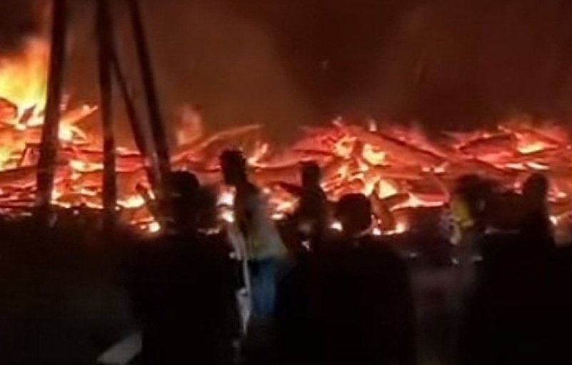 Kebakaran Kayu Sisa Banjir di Sawang Meluas