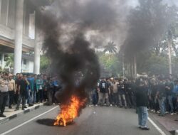 Demo Pergub JKA: Massa Duduki Kantor Gubernur Hingga Malam
