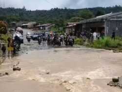 Drainase Tersumbat Material Bencana, Jalan KKA Menuju Guci Buntul Terendam Banjir