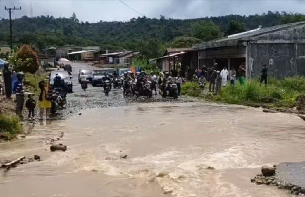 Drainase Tersumbat Material Bencana, Jalan KKA Menuju Guci Buntul Terendam Banjir