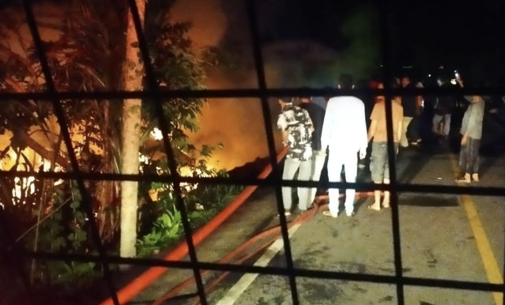 Rumah terbakar