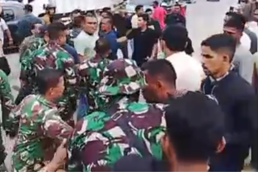 TNI Keroyok Warga
