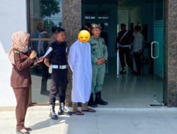 Terpidana Judi di Pidie Jaya Dicambuk 5 Kali di Halaman Kejari