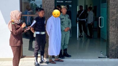 Terpidana Judi di Pidie Jaya Dicambuk 5 Kali di Halaman Kejari