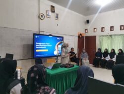 Dosen FKIP USK Latih Guru Peukan Bada Gunakan Papan Interaktif Digital