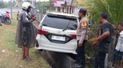Kecelakaan Tunggal di Samatiga, Mobil Avanza Hantam Pagar Kantor Geuchik