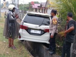 Kecelakaan Tunggal di Samatiga, Mobil Avanza Hantam Pagar Kantor Geuchik